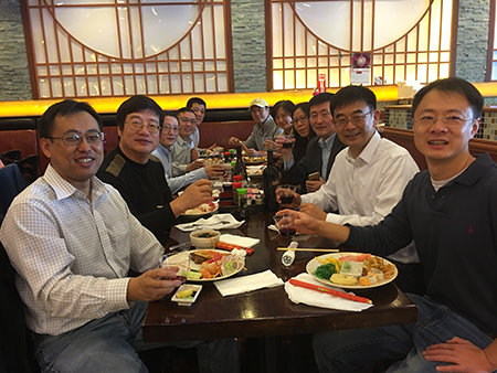 汪俊博士（右3）和专家们介绍不朽情缘mg官网的最新国内大事记