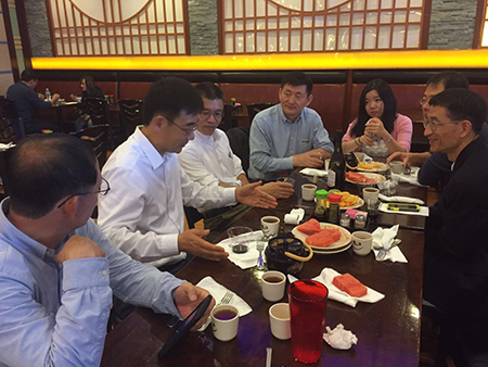 汪俊博士（左4）、刘雯颖博士（左5）、李才博士（左1）、蔡天权博士（左3）和沈东明博士（右1）、李德润博士（右2）一同聆听孙勇奎（左2）院士规划创新梦想