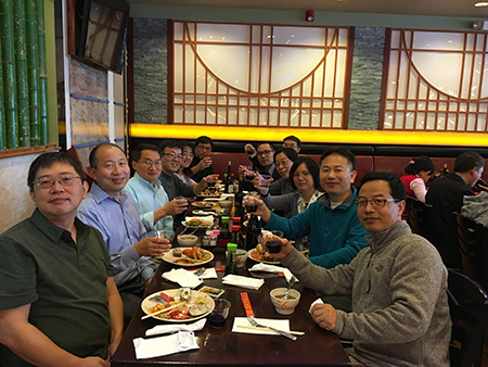 下届SAPA会长刘建博士（左），不朽情缘mg官网新泽西客户总监王建锋博士（右5）等专家举杯庆佳节