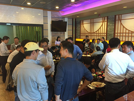 专家们相谈甚欢，直到傍晚时分，仍不舍离去