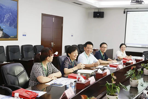 宜昌人福药业副总裁、总工程师李莉娥，产品开发中心主任吕金良，副主任吴有斌、曲龙妹等