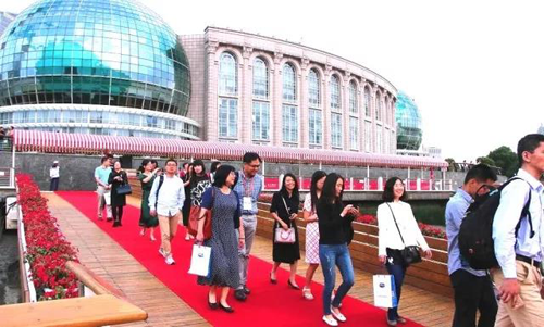 晚宴伊始，前来参加晚宴的嘉宾们纷纷踏上红毯，前往码头