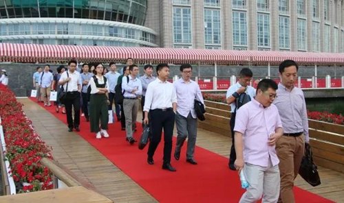 晚宴伊始，前来参加晚宴的嘉宾们纷纷踏上红毯，前往码头